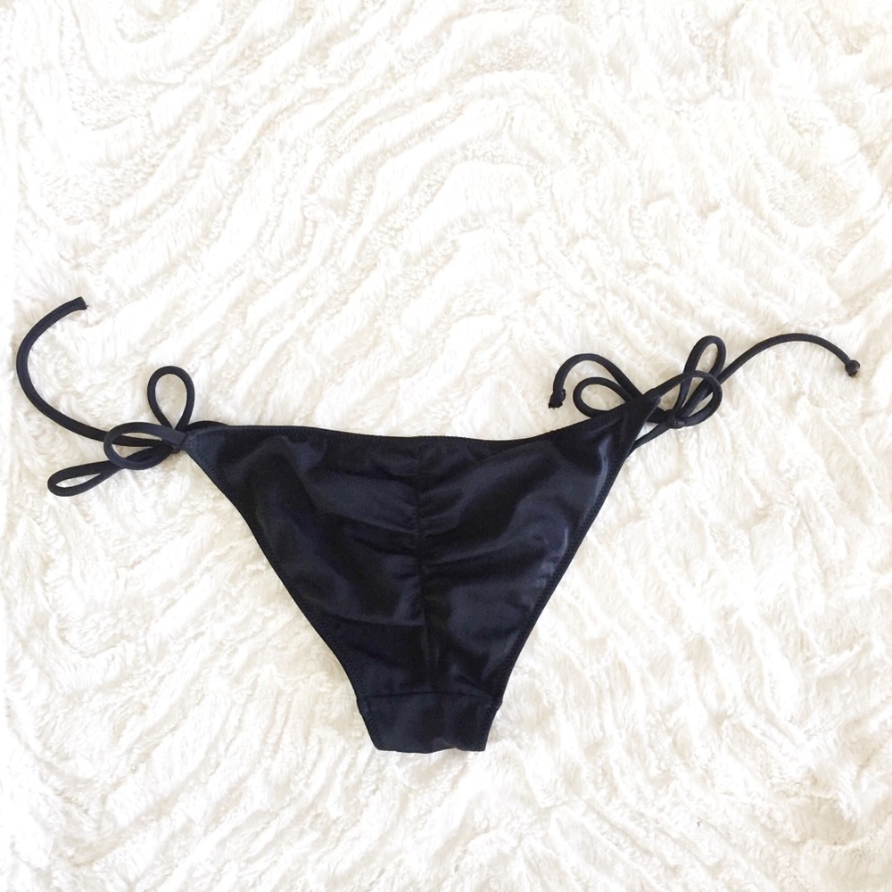 Victoria’s Secret XS string bikini bottoms black